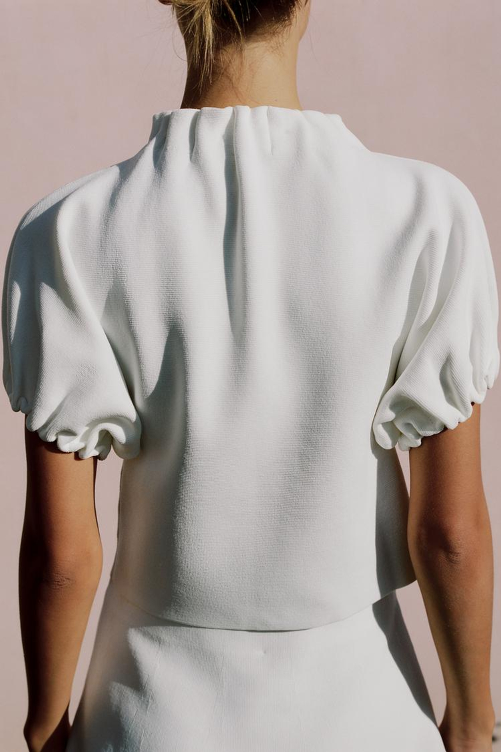 ZARA ТРИКОТАЖНЫЙ ТОП С РЮШАМИ, БЕЛЫЙ