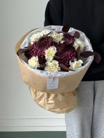 Букет из хризантемы бигуди, диантусов и эвкалипта