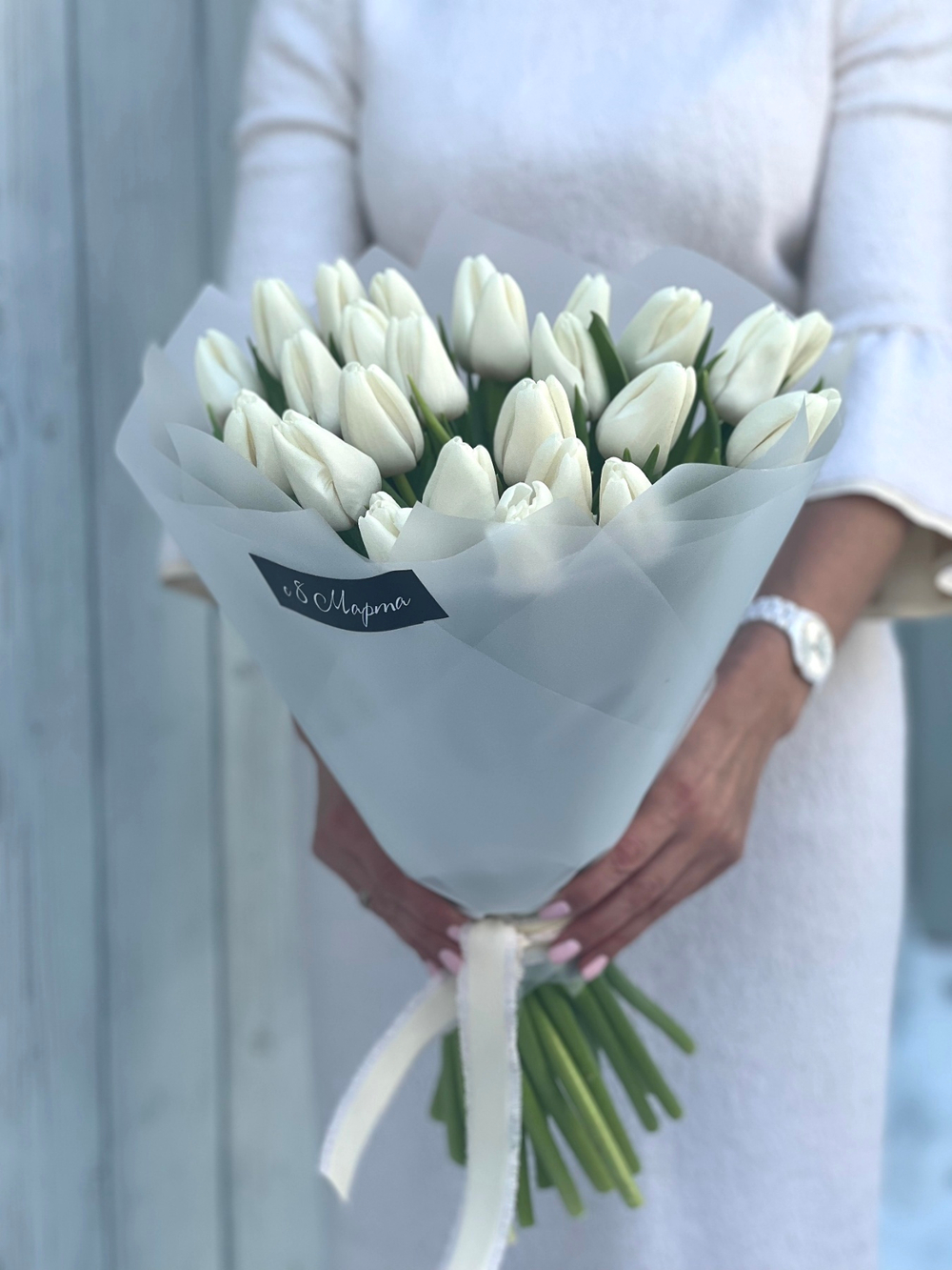 Белые тюльпаны в стильном дизайне от Флора Маркет