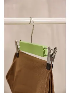 Вешалка деревянная для брюк и юбок с зажимами SAVANNA «Тэри», 28×11,5×2,8 см, цвет зелёный
