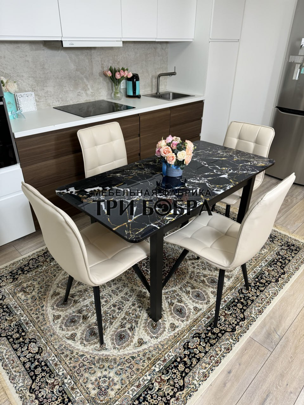 Стеклянный раздвижной стол "Черный мрамор" и стулья "ГУЧИ" ваниль