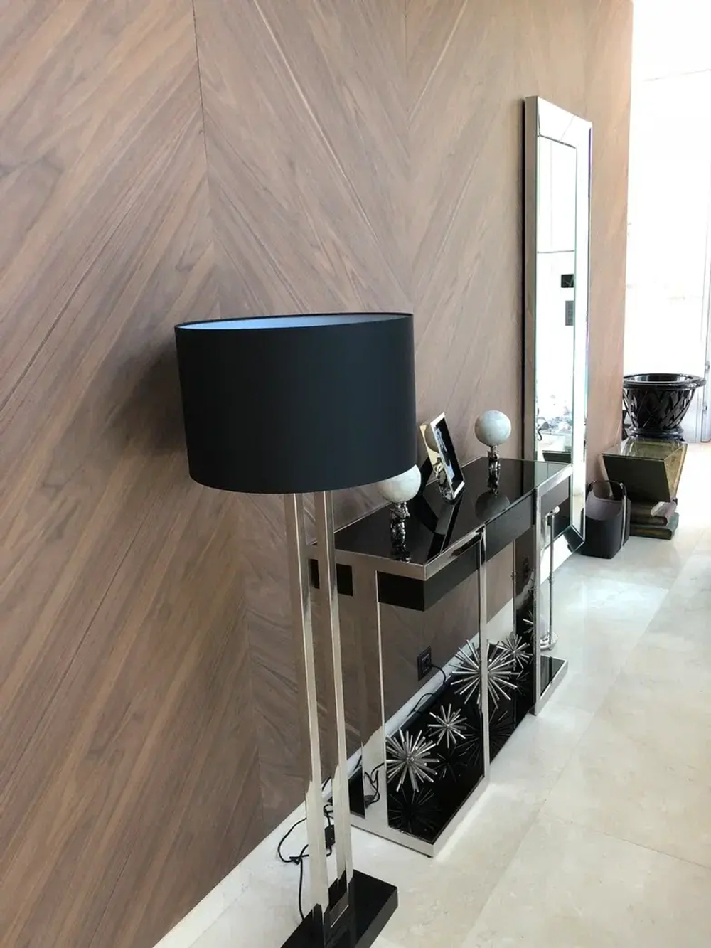 Современный консольный стол с черным стеклом и металлическими ножками