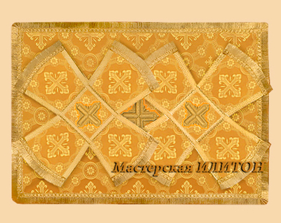 Покровцы желтые из парчи.