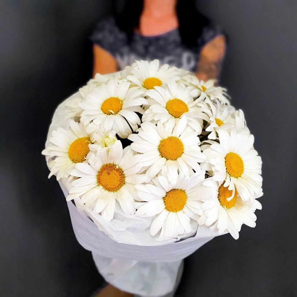 Букет из 15 ромашек в оформлении