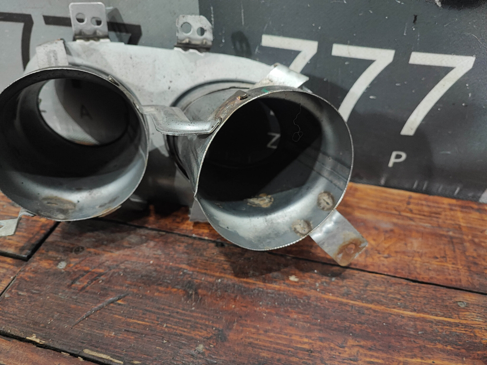 Насадка глушителя левая Geely Tugella 22-нв Б/У Оригинал 6044117700