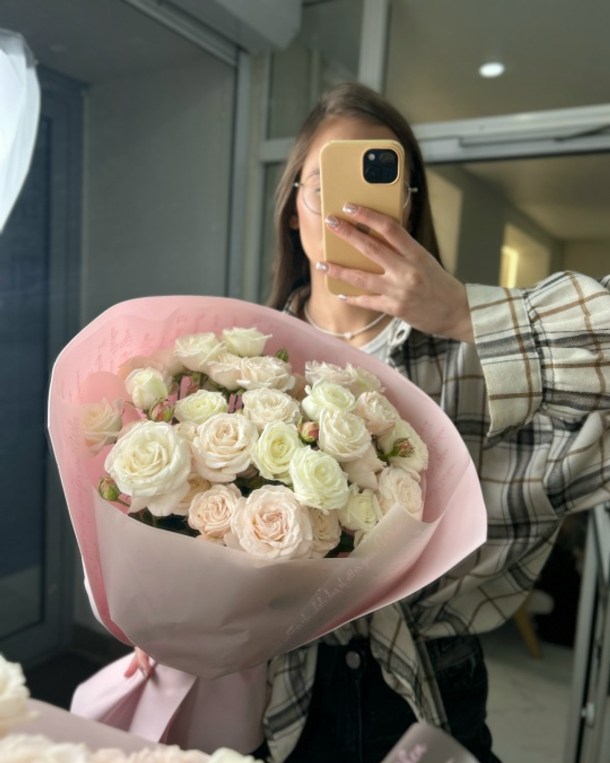 Милый букет из 9 веток кустовых роз (50 см)