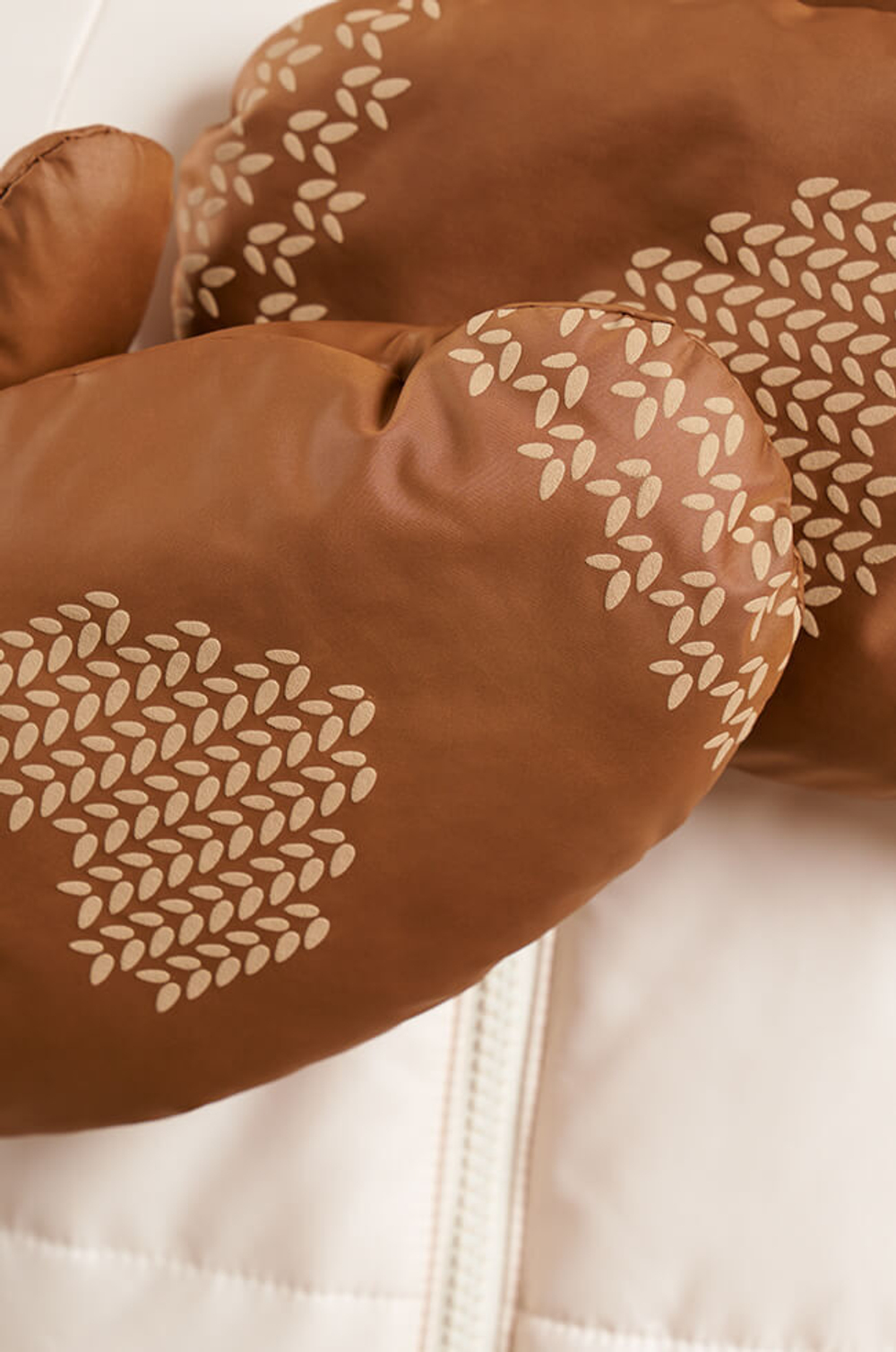 8372 Варежки женские (карамельный)