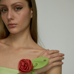 Резинка-роза оранжевая с листиком