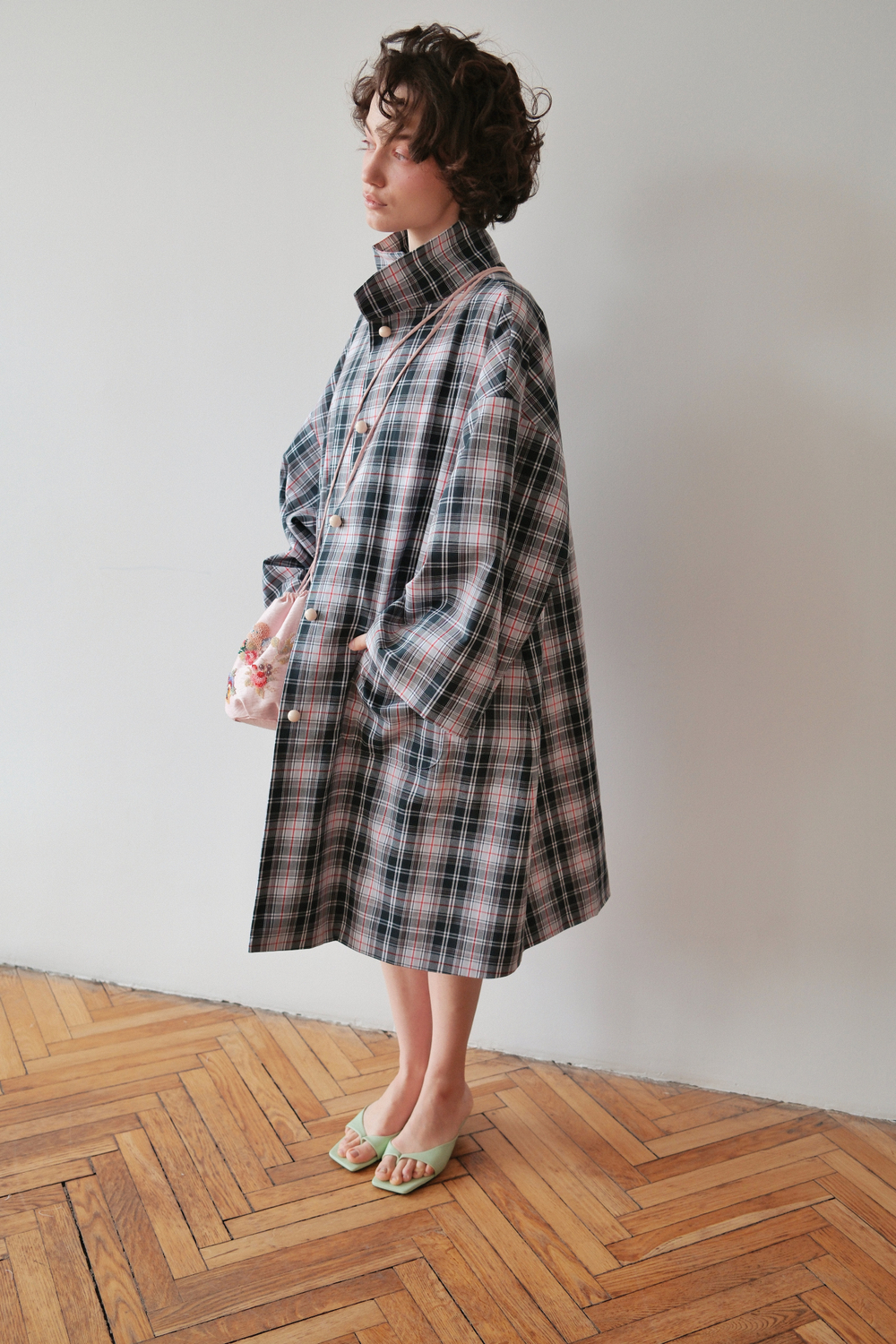 Плащ с расшитым кармашком