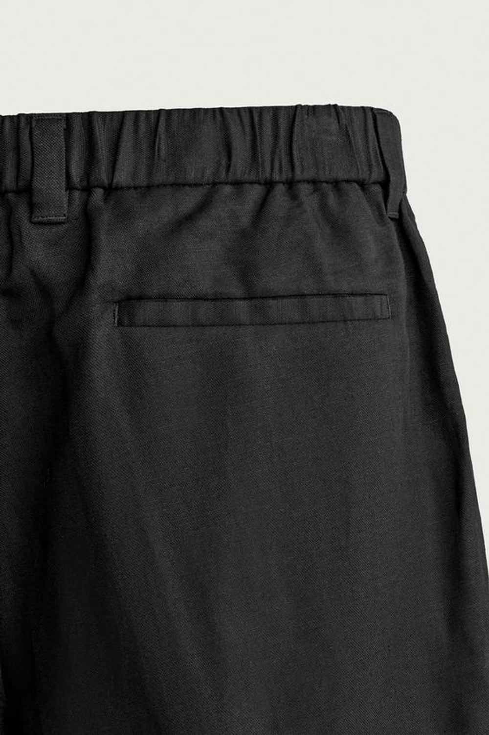 ZARA СТРУКТУРИРОВАННЫЕ ШОРТЫ СО СКЛАДКАМИ, ЧЕРНЫЙ