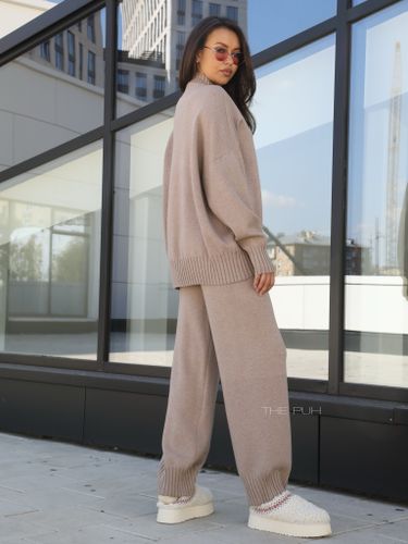 Темно-бежевый трикотажный костюм из шерсти и вискозы