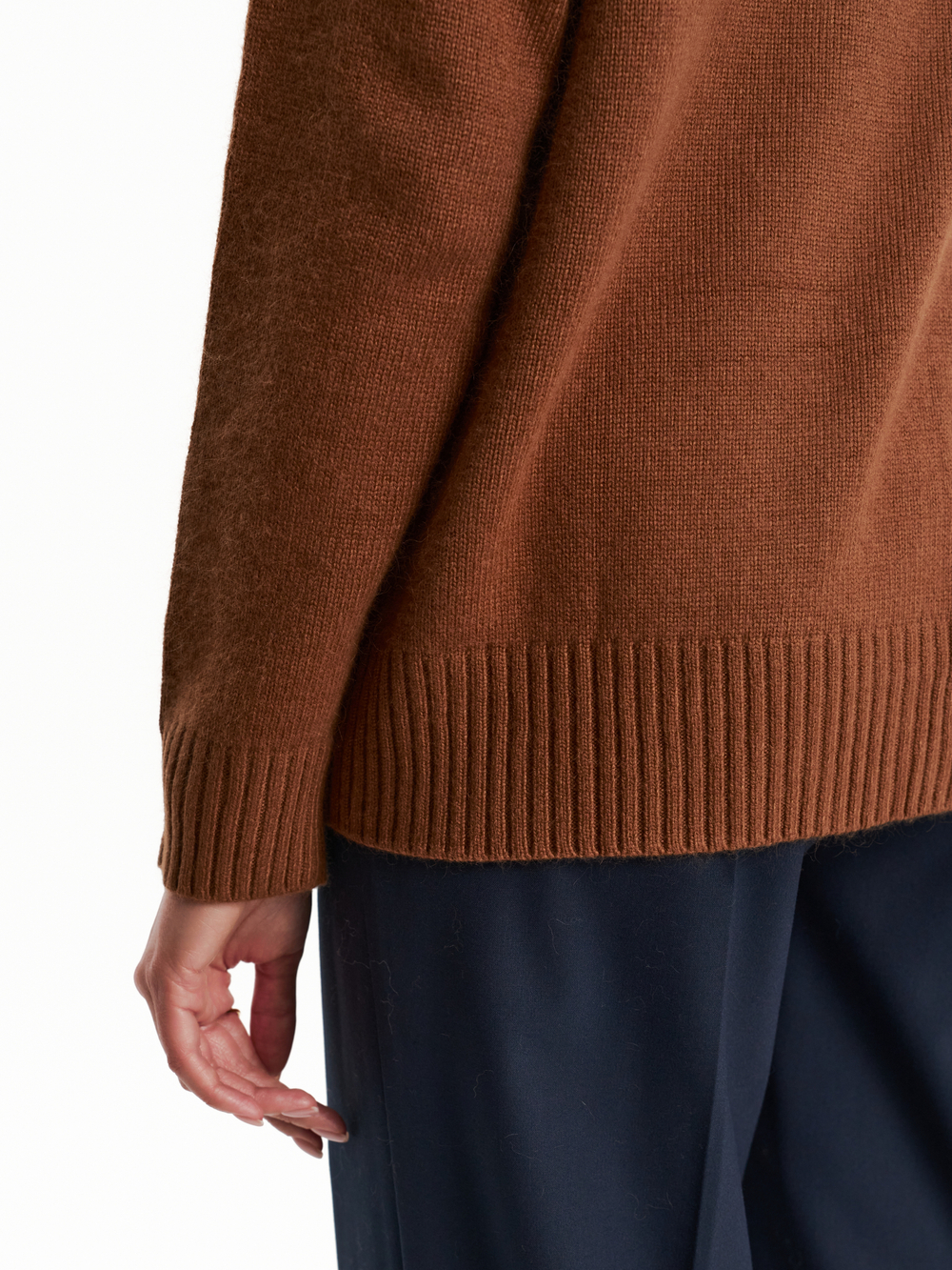 Свитер из мериноса и кашемира с горлом в карамельном цвете
