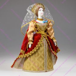 Сувенирная кукла в придворном костюме