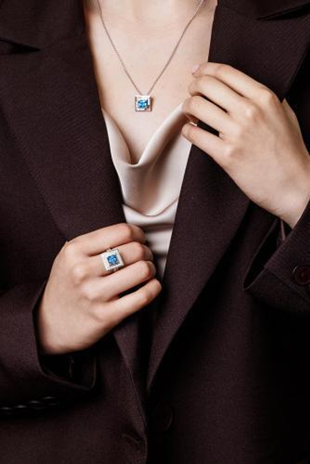 Кольцо сборное из серебра со вставками из зелёного и бесцветных фианитов