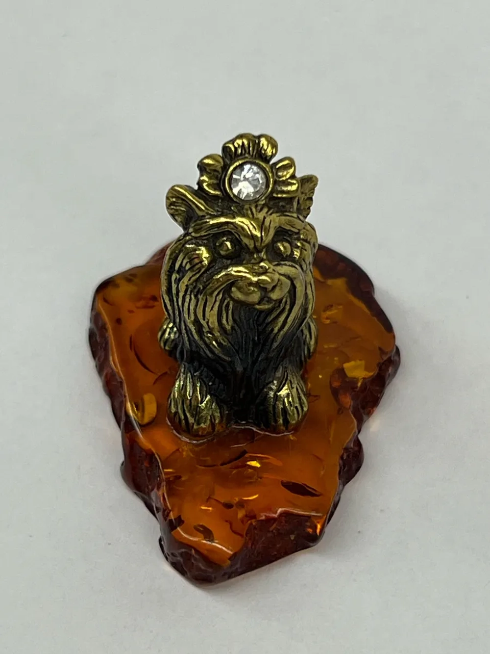 Бронзовая статуэтка на янтаре