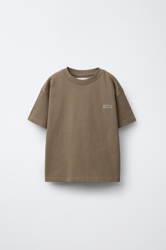 ZARA ФУТБОЛКА ИЗ ПЛОТНОГО ДЖЕРСИ С ПРОРЕЗИНЕННОЙ НАШИВКОЙ, КОРИЧНЕВЫЙ