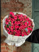 Букет из яркой кустовой пионовидной розы и оксипеталума