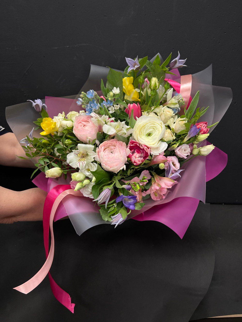 Букет ранункулюсы в зелени 1