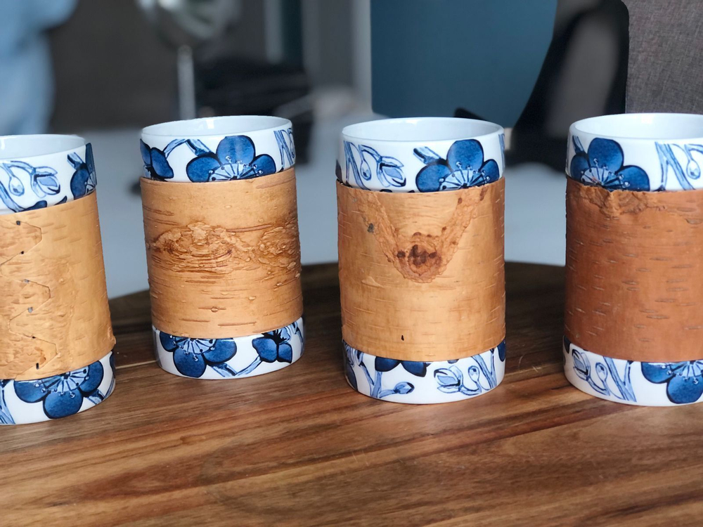 Кружка большая фарфоровая без ручки с берестой. Коллекция Log (Бревно) и Синие Дулевские Цветы.
