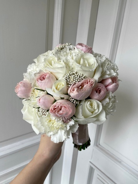 Свадебный букет из кустовых пионовидных роз, диантусов, озотамнуса и одноголовых роз