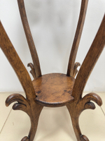 Резной деревянный столик-подставка