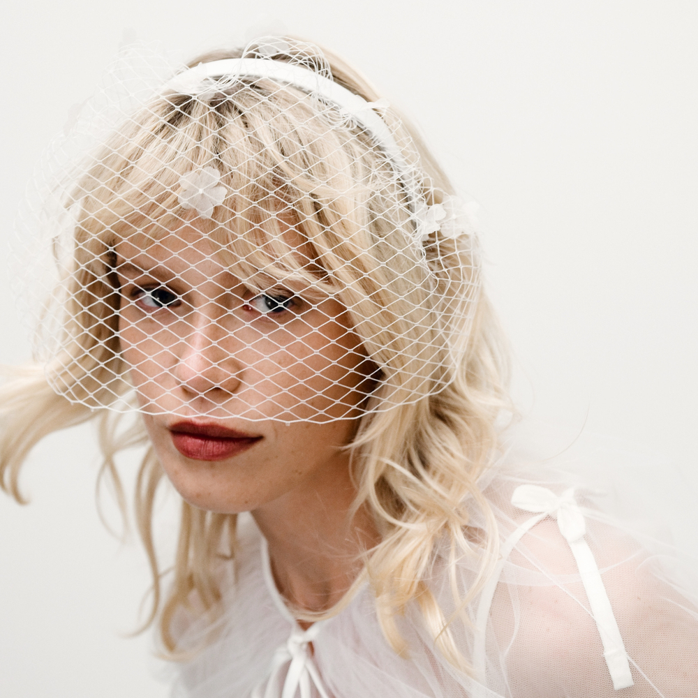 Вуаль с белыми шелковыми цветами