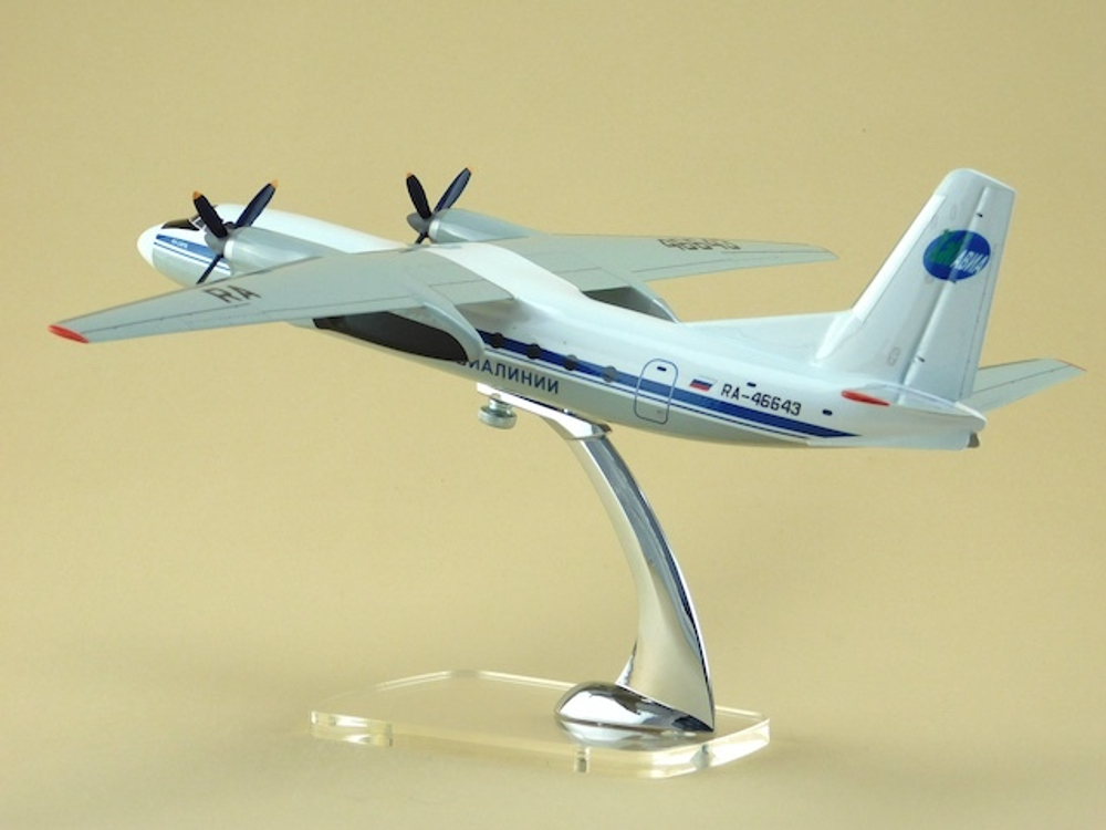 Модель самолета Ан-24Б (М1:72, Хабаровские авиалинии)