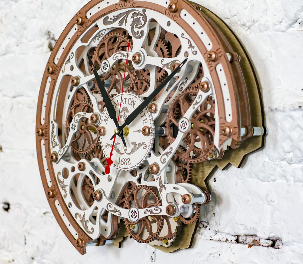 Авторские настенные часы с подвижным механизмом «Automaton Bite 1682» (белые с медью)