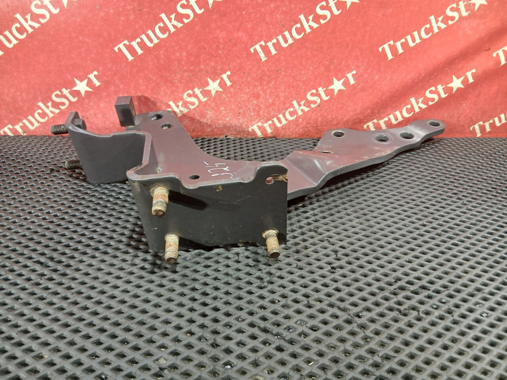 Кронштейн бампера левый