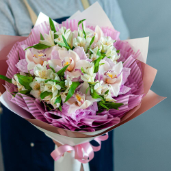 Нежный букет с орхидеей