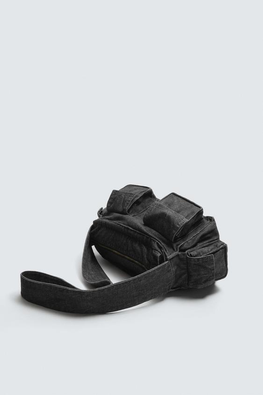 ZARA СУМКА-СЛИНГ ДЕНИМ С МНОЖЕСТВОМ КАРМАНОВ, ЧЕРНЫЙ