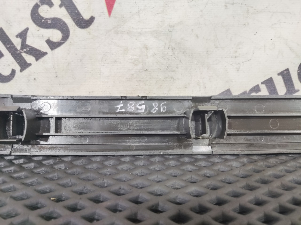 Молдинг порога правый