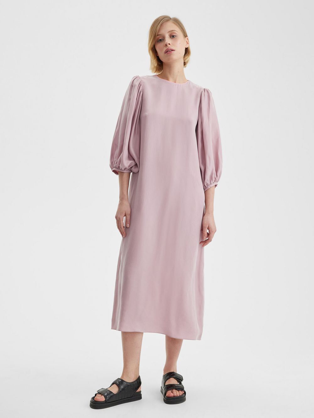 Платье с пышными рукавами цвета пудры