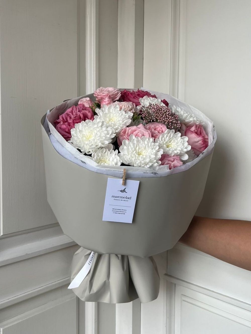 Букет сборный из кустовой пионовидной розы, хризантемы и озотамнуса