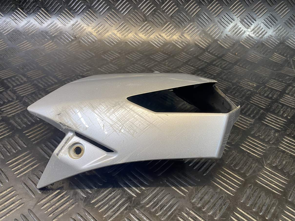 Пластик передний правый Suzuki GSR400 (GK7DA) 44171-44G0