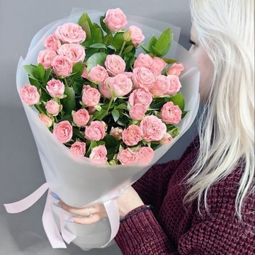 Букет из кустовых пионовидных роз сорта "Madam Bombastic"