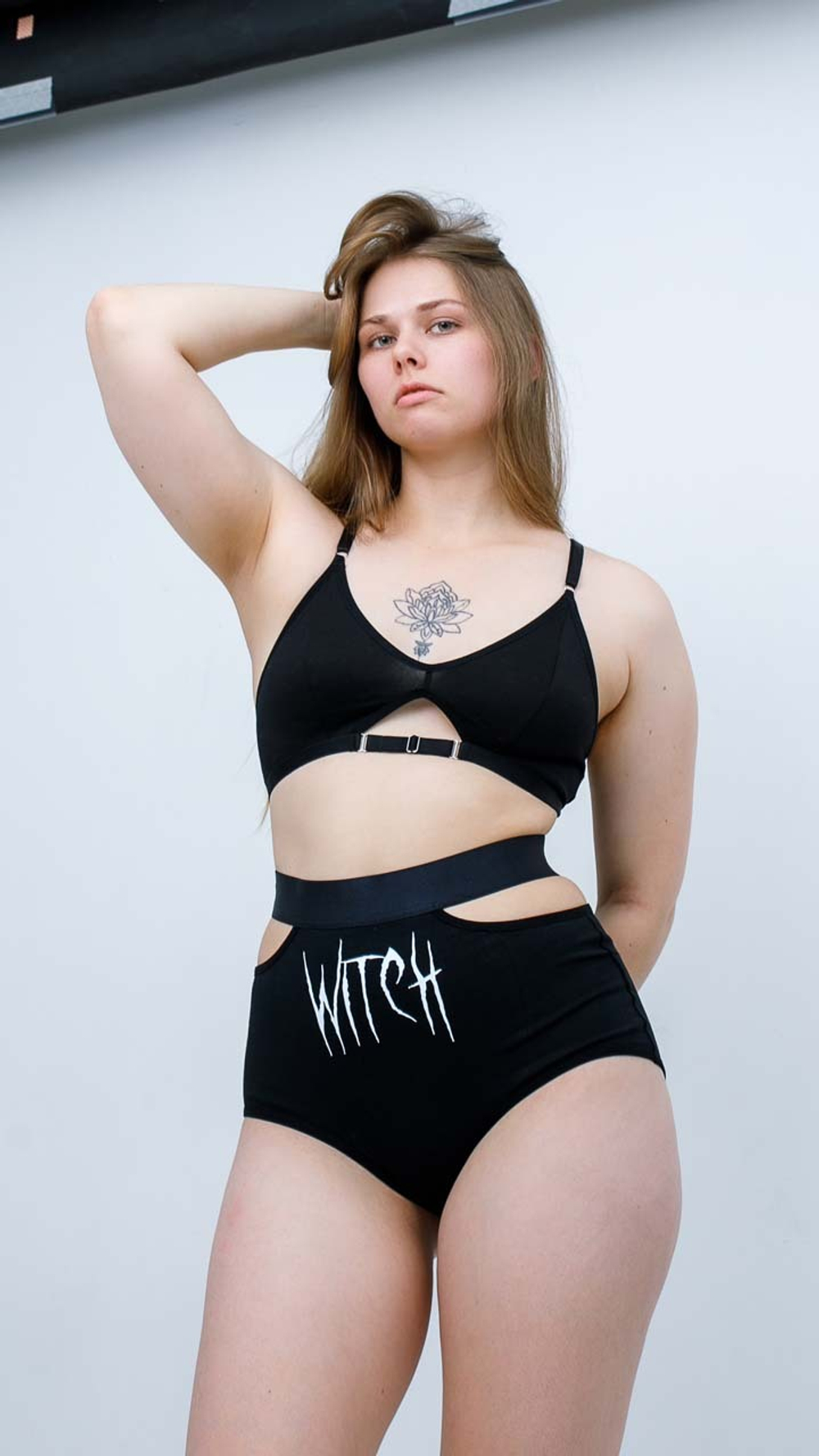 WE'RE BACK, WITCHES Высокие трусы с атласным поясом