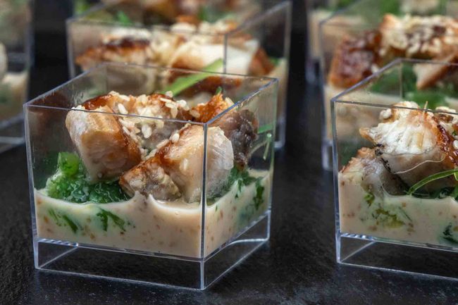 Веррин с угрем в кунжутном соусе и салатом чука, 12 шт.