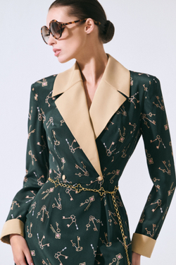 Платье из шелка с авторским принтом и отложным воротником