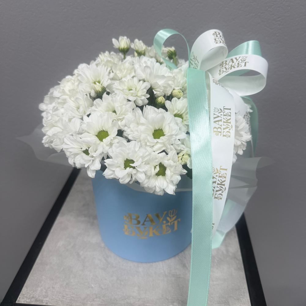 Композиция в шляпной коробке из ромашек и хлопка