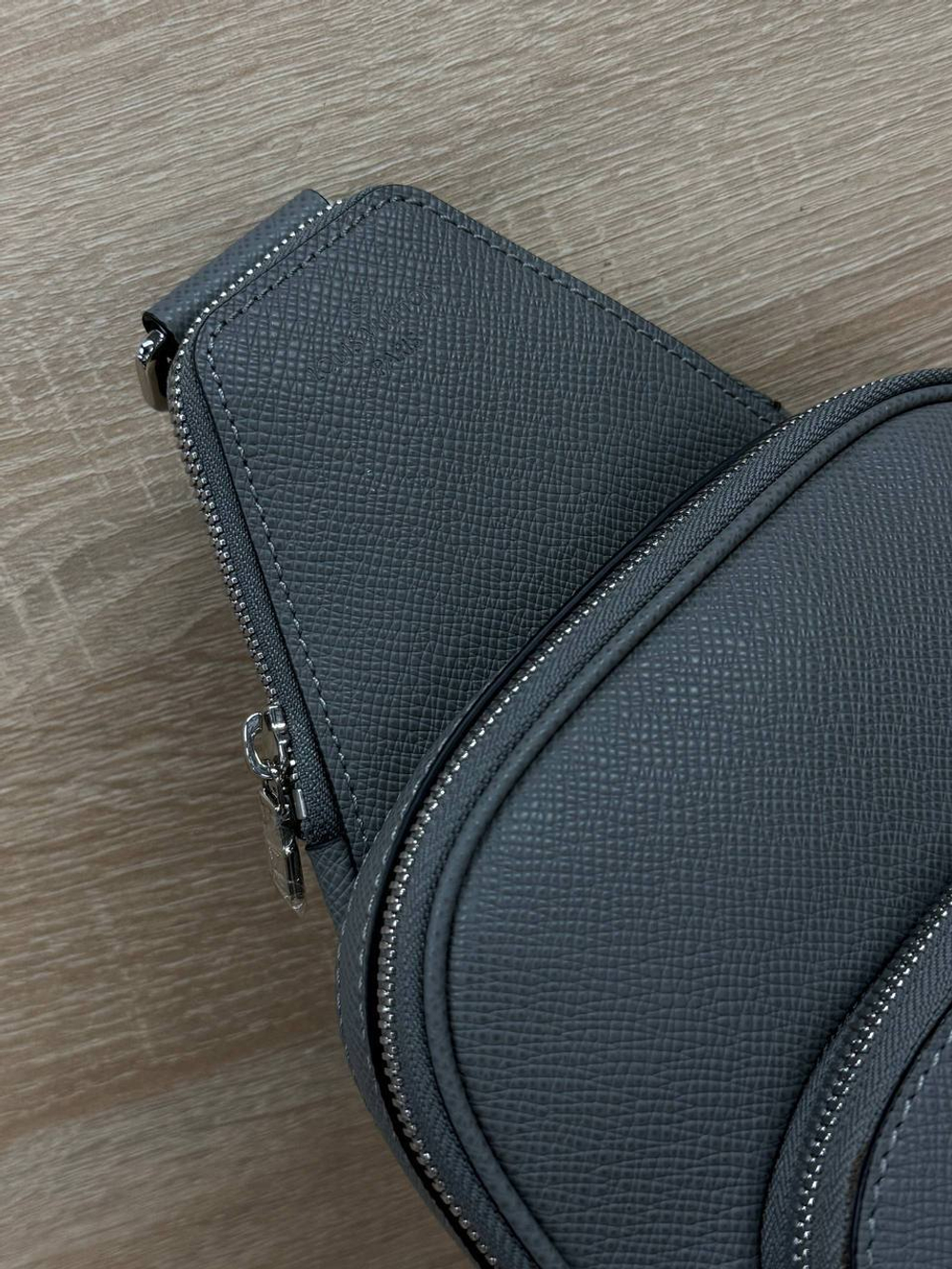 Сумка-слинг Louis Vuitton