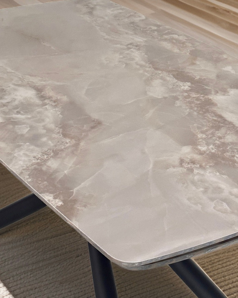 Стол М-City DISAUR Риволи (Rivoli) 140 Амбер Жаде (Gloss Amber Jade Solid Ceramic), Черный