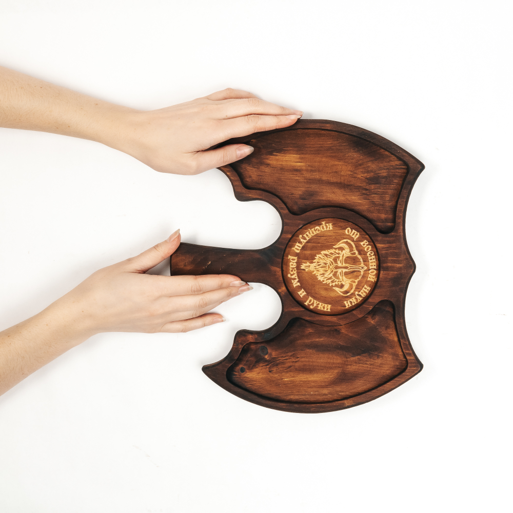 Менажница из древесины кедра для подачи блюд и закусок с гравировкой "От военной науки крепнут разум и руки".