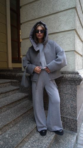 Утепленная серая куртка с капюшоном