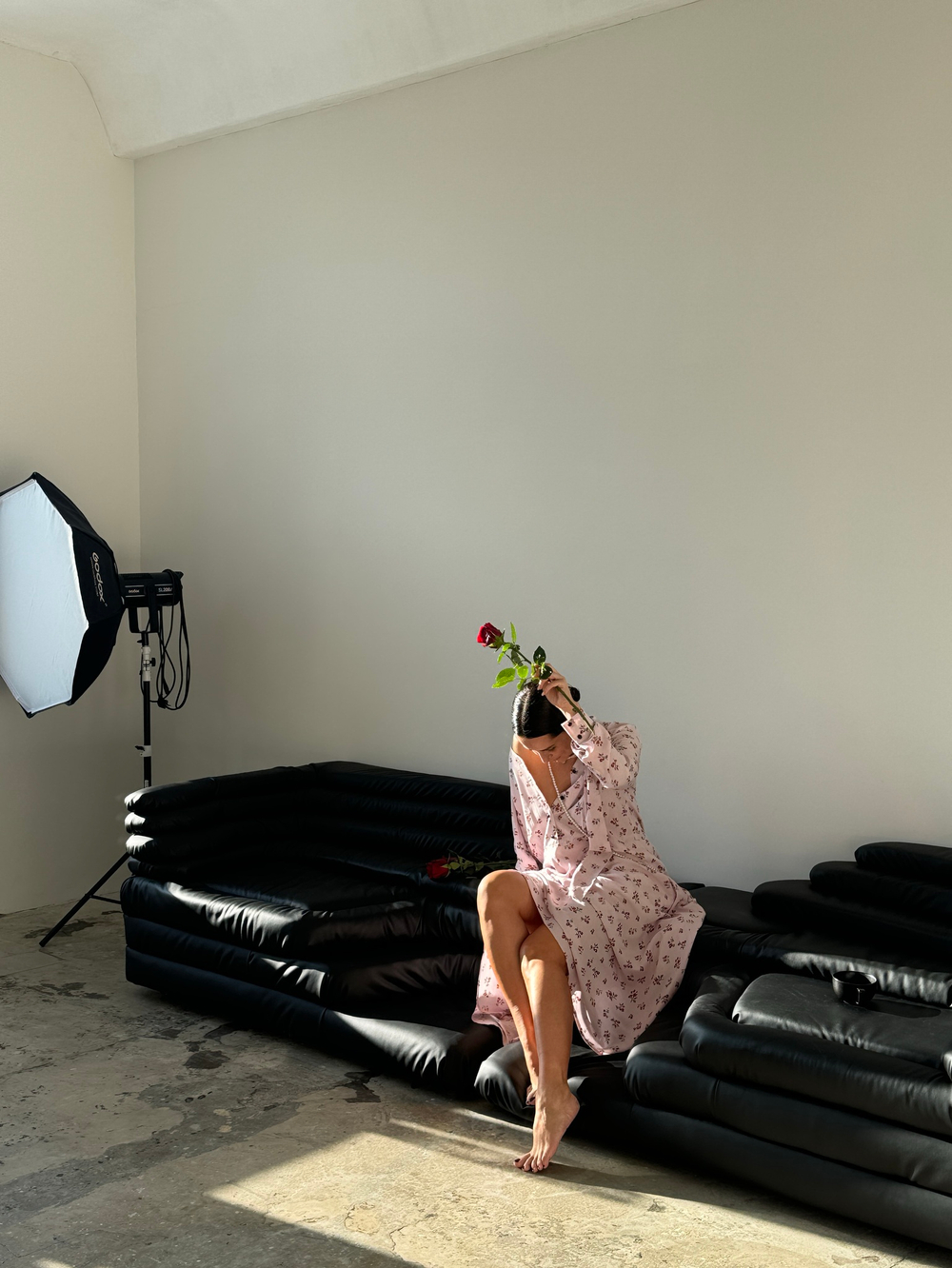 Платье с асимметричной юбкой в красный цветок