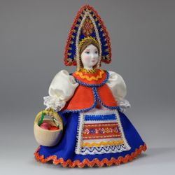 Сувенирная кукла в переднике с корзинкой