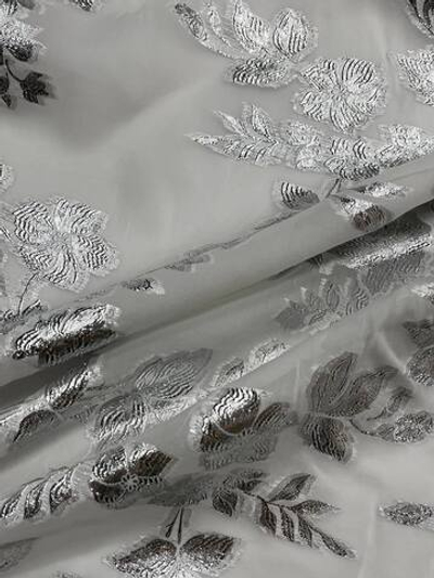 Шелк с люрексом белый с серебряной цветочной вышивкой