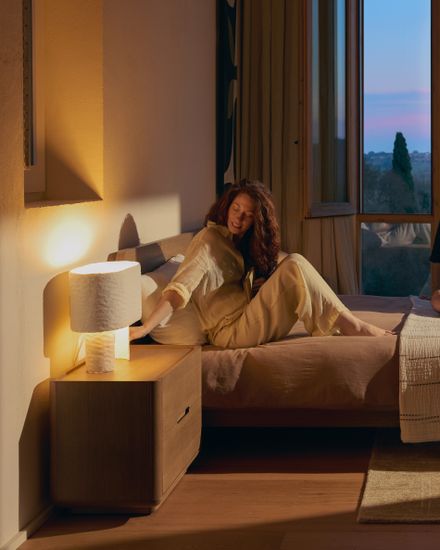 Белая настольная лампа Bedala из папье-маше