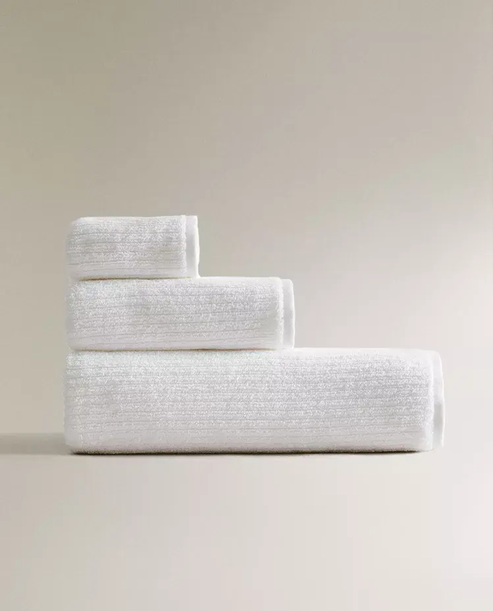 ZARA HOME ПОЛОТЕНЦЕ ДЛЯ ВАННОЙ ИЗ РЕЛЬЕФНОЙ ТКАНИ В РУБЧИК, БЕЛЫЙ