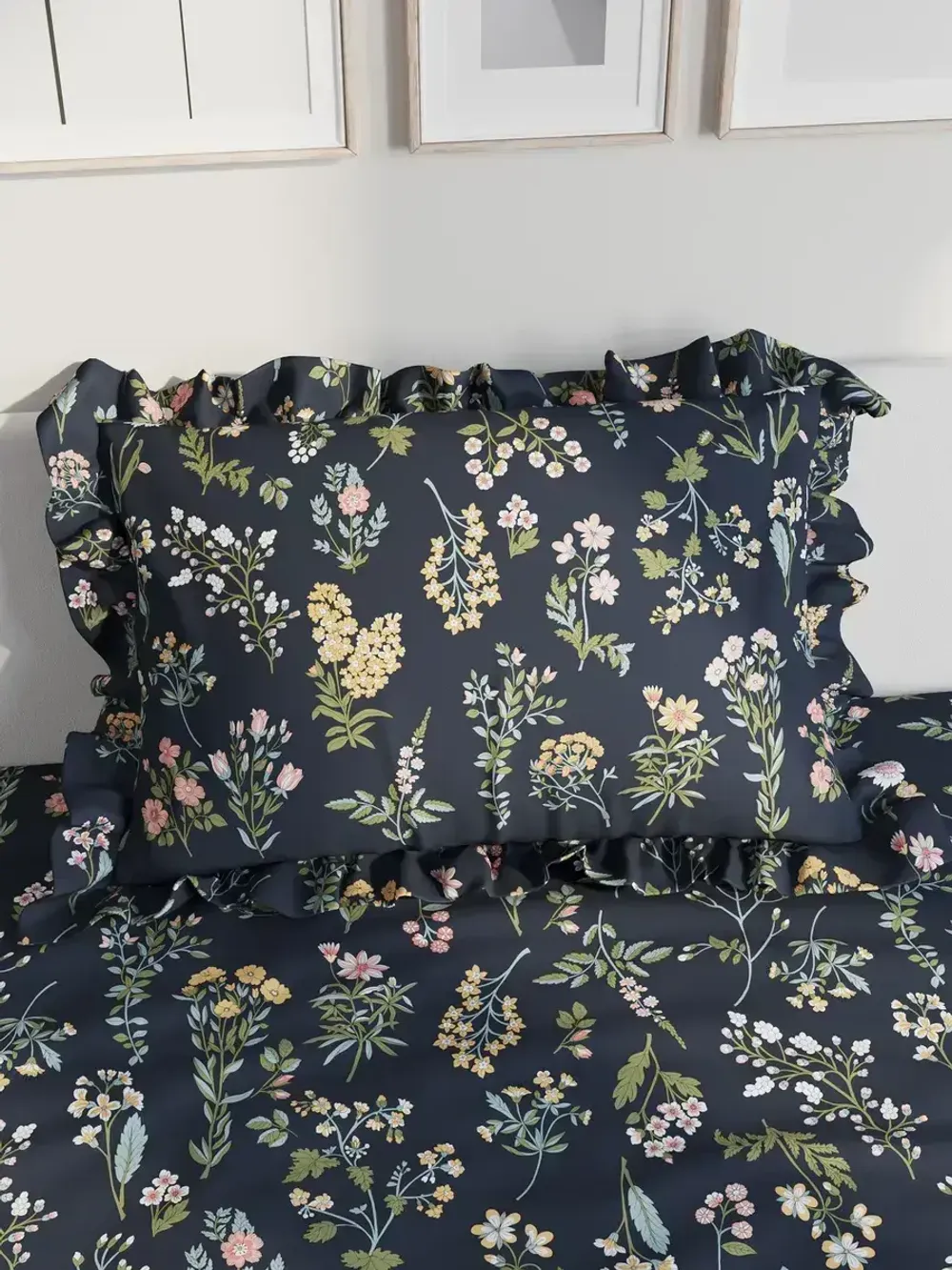 Декоративная наволочка с рюшами, оборками Сказка Сатин "Botany" 50х70 см, 1 шт, без молнии